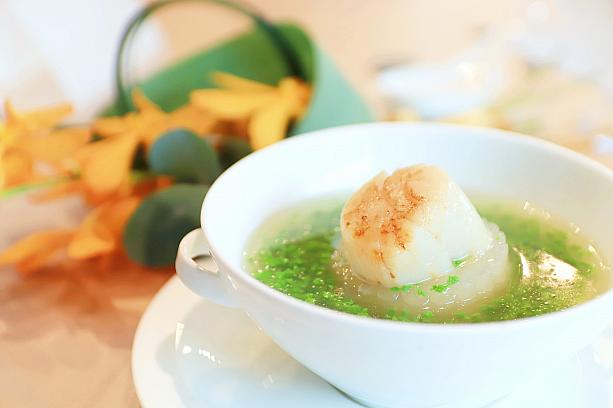 続く「翡綠白玉環」は、エメラルドグリーン色のあっさりスープです。スープの中に浮かぶダイコンは染み染み♪半レアのホタテの大きいこと！台湾料理でスープが先に出てくるのは珍しいなぁ～！