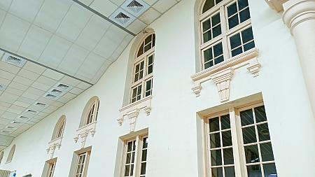 アーチ型の窓と装飾品がレトロさを盛り立てています。円柱もまたいい！この駅舎のデザインは松崎万長氏によるもので、バロック×ゴシックが混在する様式となっているそうですよ。