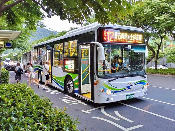 調べてみると、台北市でオール電化の市バスが採用されたのは2018年のこと。動物園から政治大学、台北市政府周辺を通り、台鉄の松山駅まで向かう66路線バスが最初でした。そんなに前から……！バスによく乗るナビですが、全く気付かず(汗)。