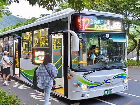 2022年4月の時点で、11路線123台の電動バスが台北市内を走っているとか。台北市は2050年までに排出量ゼロの脱炭素都市を目指しており、今年末までにさらに400台の導入を目指しているんだとか！よく見たら、電光掲示板には「全新電巴(最新電動バス)」の文字。電気プラグのイラストまで。