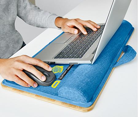 テーブルの上ではノートパソコンスタンドのように使えます。しかも木製の方はスマホやタブレットを立てられるように溝が作られているんですよ～！