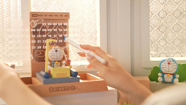 「限量造型時光機造型萬年曆」はタイムマシンの形をしたカレンダー！
