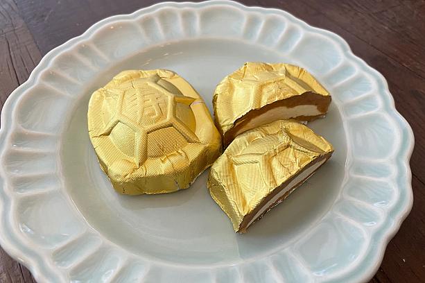 久しぶりにこちらへやってきたら、存在感アリアリな新作を発見～。<br>金色の紙で包まれた「金亀小財庫」、ヌガーをピーナッツ生地で包んでいて柔らかいキャンディのよう。