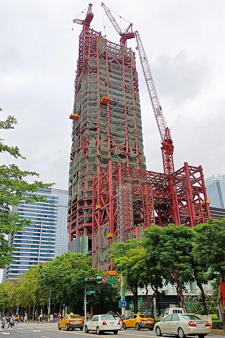 松智路と松壽路の交差点辺りで建設中の台北天空塔(The Sky Taipei)。どんどん高くなってきていますよ～！