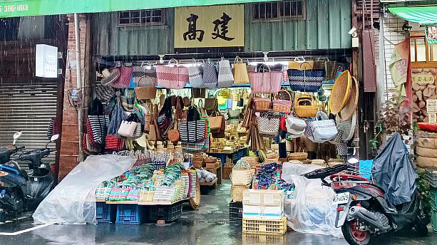 「高建」にはカゴバッグや台湾のLVバッグこと「茄芷袋(漁師網バッグ)」が色々売られていました！見ているだけで楽しくなっちゃいますよね～！