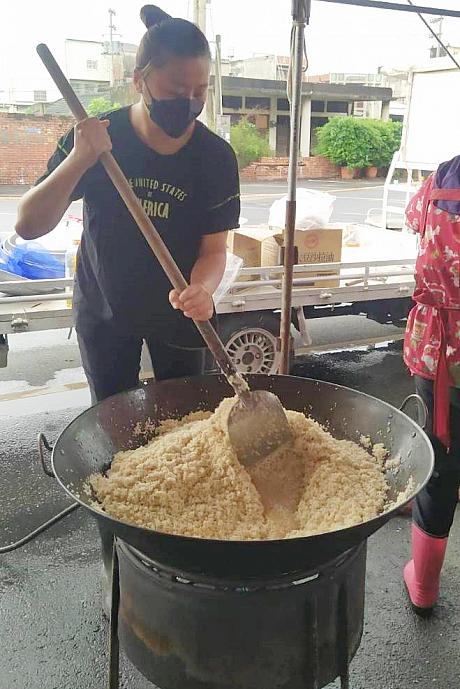 そして生米を詰めると言われているけれど、先に炒めてある程度熱を通すのもモチモチになるコツ！