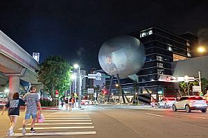 文林路でMRT「劍潭」駅方向を見ると、異様な球体がど～ん！