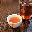 通常半発酵であるウーロン茶に対し、紅烏龍茶は紅茶と同じ完全発酵。だから紅茶に近い濃い琥珀色をしています。飲んでみると、紅茶のようなウーロン茶のような香りと風味が感じられ、不思議なおいしさに心が奪われてしまいます。