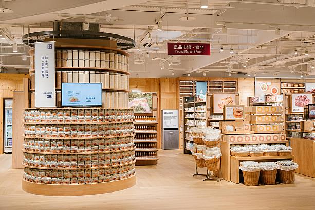 「良品市場」が最も充実している店舗はフラッグシップショップの美麗華(ミラマーモール)店です。こちらは今年の1月にオープンしたばかり。台湾一の広さを誇り、「良品市場」シリーズとして野菜や果物、冷凍食品、花卉なども扱っているんです。ちょっとしたスーパーですね。<br>（画像提供：台湾無印良品）