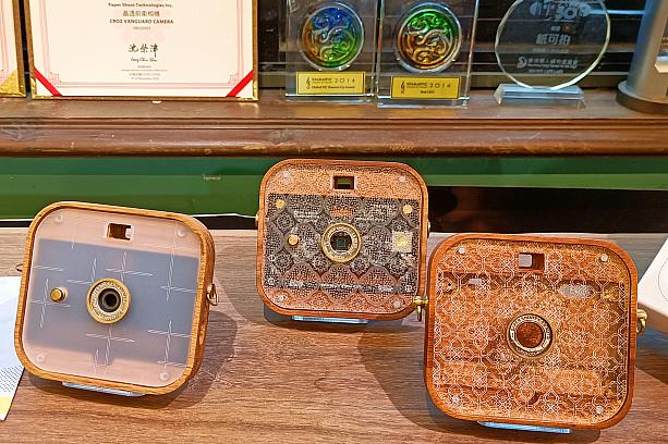 台湾のレトロな摺りガラスがモチーフになったこれ、かわいい～♡こちらThinkk&shootシリーズは、丸みを帯びた正方形のカメラで、両サイドにストラップを繋げるとマイクロバッグのようになって持ち運びも便利なんです。オシャレだし♪
