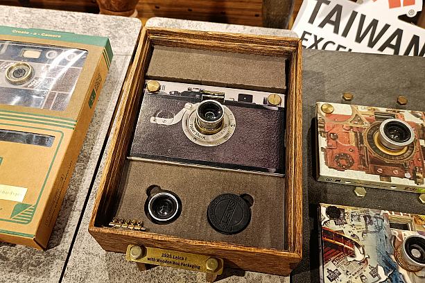 いや～欲しくなりますよねっ！最低限のレンズ＋本体がセットになったものなら2999元～。ここ「松菸風格店家」のショップなら、実際に試し撮りしながらさまざまなデザインのカメラを選べますよ。