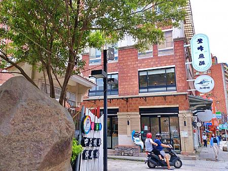 ここは淡水の老舗魚丸(つみれ)店「登峰魚酥」が2021年新たに始めたつみれが楽しめるビアバーです。確か以前は「登峰魚丸博物館」という名の台湾初つみれ博物館だったような……路線変更したのかな？