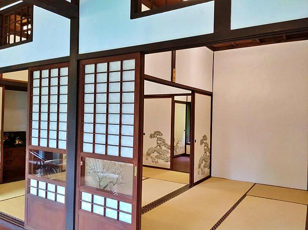 縁側のとなりには、6畳ほどの寝室＆座敷が2間続きます。襖で仕切られ、開けておけば広々使えるのが日本式住宅のよいところですよねー。
