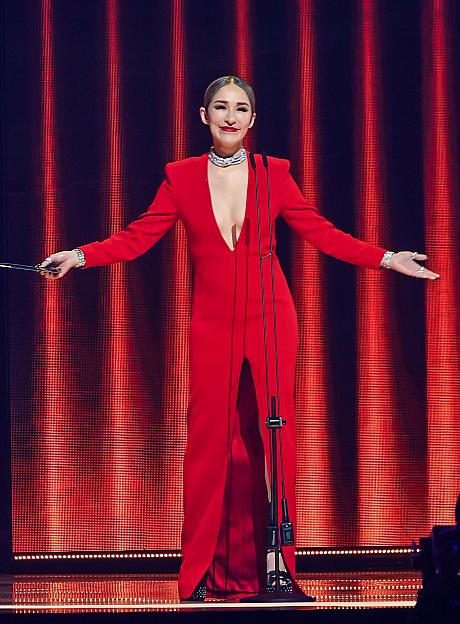 サプライズといえば、「蕭亞軒(Elva)」が、Saint Laurentの真っ赤なドレスを身にまとい、プレゼンターとして登場！誘いを受けた時は、過去16枚のアルバムを発表しているのに、一度もノミネートされたことがない自分が金曲賞の舞台に立つのは申し訳ないと思ったそうですが、逆にこんな自分が舞台に立つことで、音楽に携わるすべての人を勇気づけられれば！と思い快諾したそうですよ！