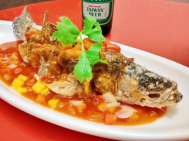 スズキを丸ごと揚げた「糖醋鱸魚」は、「バンドー(辦桌)」と呼ばれる道端などでたびたび出くわす祝い事や宴会で出される料理をアレンジしたもの。台湾らしい果物をベースとしたオリジナルソースが美味さの決め手です。