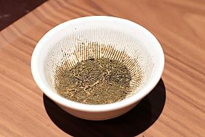 納得したけど、自分で茶葉をすりつぶすのは一苦労……汗。でも、そこは日本人のナビ。誰よりも慣れた手つきで茶葉をすりつぶして、みんなに褒められました～！そうそう、「遊山茶訪」オリジナルレシピは、先ほど品評した「濃香凍頂烏龍茶」と「日月潭阿薩姆紅茶」を黄金比でミックスして作ります。この黄金比は参加した人だけのお楽しみ！