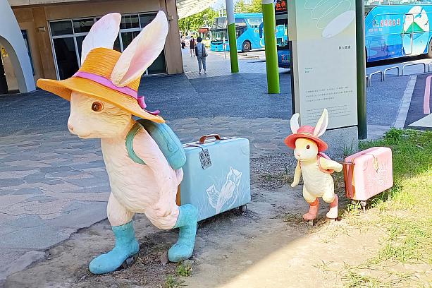 バスターミナルから温泉街へ向かおうと歩き出したら、目の前に突如現れたウサギさん(オブジェ)。そんなウサギさんに誘われるかのように、後をついて行ってみると……