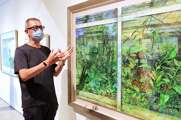 張宏彬さんの作品《風景標本》は窓枠の十字を境に、左と右では異なる世界を表現しています。どちらも植物が描かれているのに、標本化した左に対し、イキイキと描かれた右の風景……その対比にみなさんは何を思いますか？