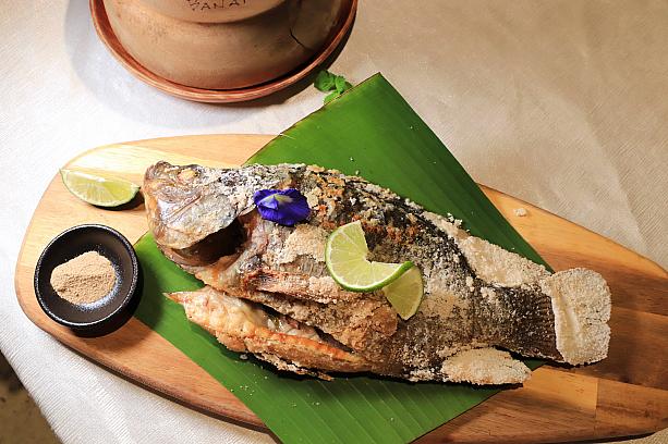 筱媛さんが小さな頃からよく食べてきたという思い出の味、それが魚の塩焼き「部落塩烤魚」です。ダイナミックながら、味付けはシンプル。素材の味を楽しんで！