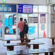 あとは自身が乗車するバス会社名が書かれた入口前のベンチで待機すればOK！電光掲示板に路線番号や発車時刻が表示されるので安心です。