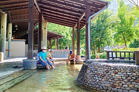 バスターミナルのおとなりにある「礁渓温泉公園」では、無料で足湯が体験出来たり、日本みたいな男女別の露天風呂に入浴できたりします。露天風呂は公共の施設だからプライスもお得～！