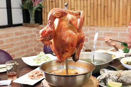 「桶烤雞」900元(要予約)<br><br>ジャ～ン！こちらは豪快な鶏の丸焼き～♪放し飼いされているため、引き締まった肉質で食べるとジューシーかつ簡単に噛み切れる柔らかさもありながら弾力も。焼き上げる時に滴り落ちた鶏油をソースにいただきます。思わずヨダレがじゅるじゅる～。