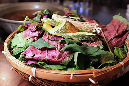 「野菜鍋」150元<br><br>野草のスープ鍋。日本の感覚でいくと、お野菜の盛り合わせを想像しますが、台湾で野菜と言ったら野草のこと。それぞれの素材の旨味でいただく素朴な味です。