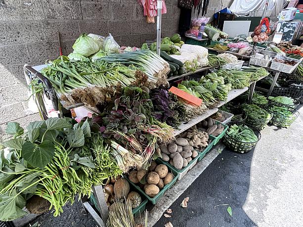 市場に来るたびに、台湾で手に入る葉野菜は種類が豊富だなぁと感じます。サツマイモの葉やホウレン草、チンゲン菜くらいならわかりますが、そのほかはわからず……。でも見ているだけで楽しい♪