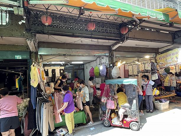台湾の市場は曜日により間借りする屋台が変わるのですが、この日は服屋さん、靴屋さんがやたら多かったのですが、この服の屋台がいちばん賑わっていました！2～300元程度とお値打ちな価格設定で、掘り出し物を狙う台湾マダムに大人気♪