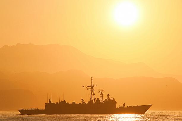 たまたま通った軍艦を、夕陽をバックに撮影してみてたら思いのほかいい感じ～！
