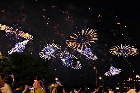 台北の花火といえば、台北101のカウントダウン花火が有名ですが、夏にも花火が楽しめるんです。それが「大稻埕情人節」です。「情人節」は旧暦七夕で、中華圏では恋人の日とされています。