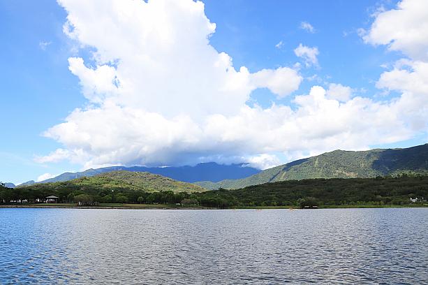 台湾の米どころ・台東の池上郷には、地域の農業の助けとなっている池「大坡(アミ族語：TAPO)」があります。日本統治時代には、その池の上にあった地域を「池上」と呼び、その名は今でも受け継がれているのだとか。