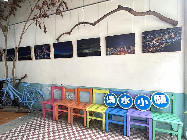 カラフルなレトロ椅子が並べられた写真展の部屋