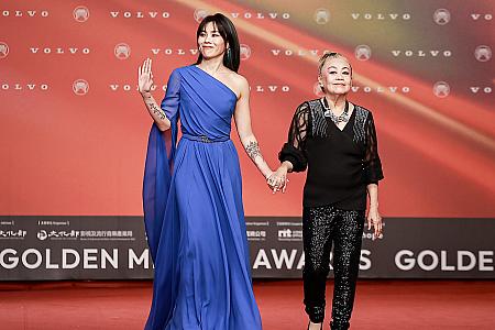 華語女性歌手賞はじめ８項目にノミネートの「蔡健雅(タニア・チュア／ツァイ・ジエンヤー)」は、鮮やかなブルーのドレスをまといママと登場