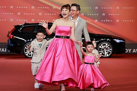 台湾語女性歌手賞、台湾語アルバム賞ノミネートの「張涵雅(チャン・ハンヤー)」は、娘さんとお揃いのドレスが微笑ましいです