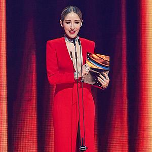華語女性歌手賞のプレゼンターは「蕭亞軒(エルバ・シャオ)」。サプライズゲストだったため、登場すると同時に一際大きな歓声が