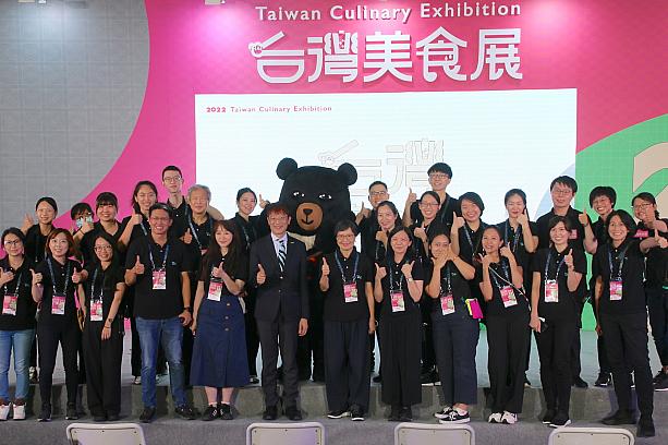 4日間の開催期間中、来場者を笑顔で迎えたブースの人たちと主催者の台湾観光協会のみなさんで閉会式の記念撮影。お疲れさまでした！