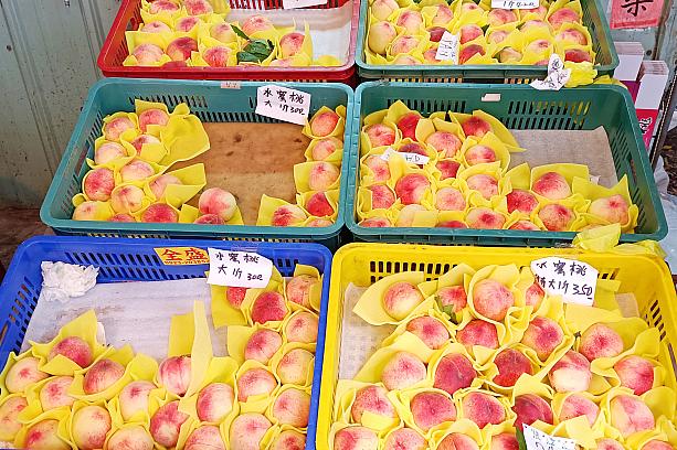 水蜜桃はその名の通り、とってもジューシー。日本の桃と比べるとちょっぴり小ぶりですが、味は引けを取りません。いかにも、もぎたて！な感じで、けれど大切にシートに包まれて販売されています。小・中・大・特大・超大(‼)と5つのサイズにごとに値段が異なります。