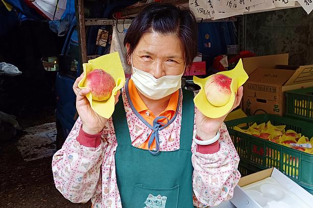 写真撮らせてってお願いしたら、今度は桃を持って「ハイ、ポーズ！」おちゃめな店主なのでした……♪こんなふれあいも楽しい台湾旅……♡