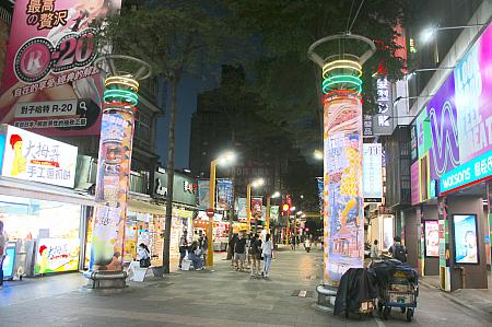 通りの入口にある照明の柱に広告を巻きつけるだけでなく、通りにはバナー。西門町の特性を最大限に生かし、茨城は攻めます！