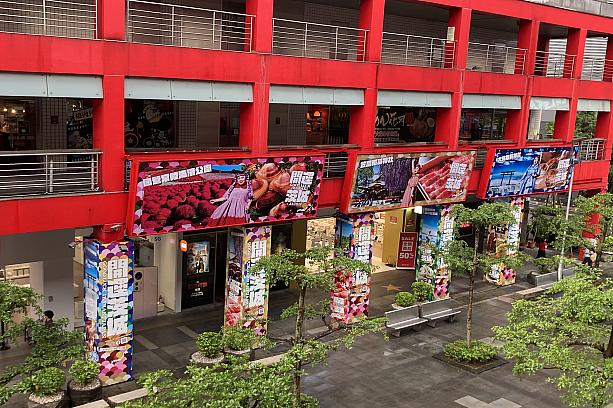 台北信義威秀影城商圏のは2種類。柱と広告用のボードで買い物客を迎えます！