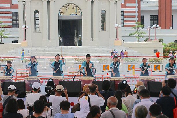 開会式が行われた後の舞台は、日本と台湾のゲストによる音楽などの芸術鑑賞の場となりました。最初は、和太鼓熊組に所属する少年少女による和太鼓演奏の披露。「鬼滅の刃」の主題歌「紅蓮華」が披露されると、大盛り上がり！