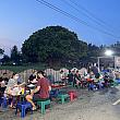 ザ・台湾なカラフルプラスティック椅子の食事風景。皆さん美味しそうに鍋を頬張っていました