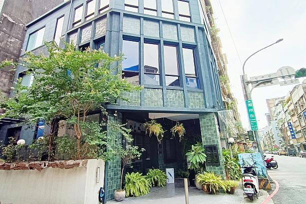 わぉ！こっちはまたグリーンが素敵～♡「貳房苑 」は、台湾食材を使った創作料理がいただけるカフェレストランです。1963年に建てられた日本スタイルの鉄筋コンクリートビルを再利用していて、かつてここは警察署＆そこで働く人たちの宿舎だったとか。どうやらこの日はお休みのようです。