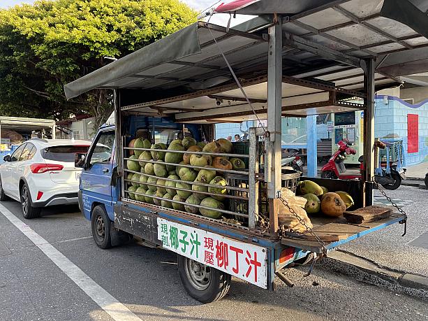 これも東南部でよく見かけられる風景。ココナッツを丸ごと積んだトラック。生オレンジジュースもあるようですね
