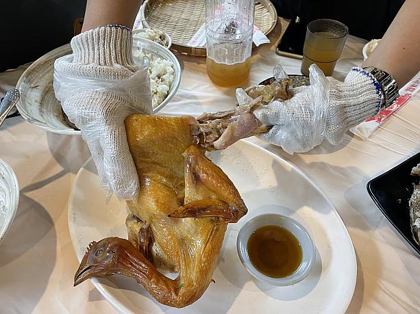 テーブルにひとり率先して分けてくれる人がいるのが、台湾あるある。香ばしくて柔らかく食べやすかったです。ほかにも台湾鯛の塩焼きや豚肉料理もあり、スープまで合わせて全12品。大満足のランチでした！