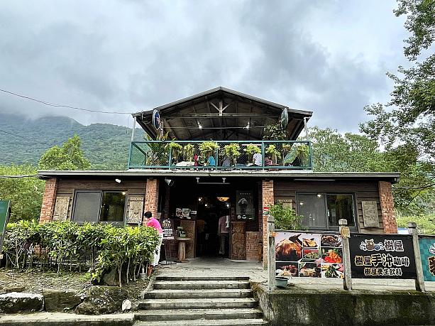 今日は花蓮郊外の鯉魚山の麓にある湖「鯉魚潭」のすぐ近くにある原住民レストラン「鯉魚潭樹屋餐廳」にやってきました
