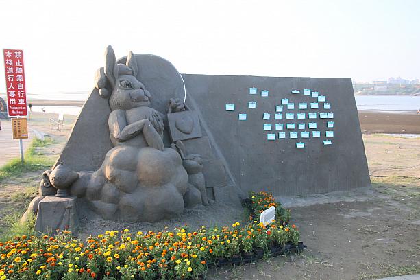 入口近くにあったウサギの砂像は、右にメッセージボードがあり、お祈りごとが貼られていて、日本語のもありました！なんだか嬉しい♡