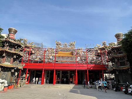 台湾の中でも媽祖の美しい廟として有名な「鎮瀾宮」。美しい外観ですが、ナビが訪れた際はちょうど修復中でした(涙)廟前は相変わらず中華な紅の華やかさやごちゃごちゃしているけれど、楽しい雰囲気満載です