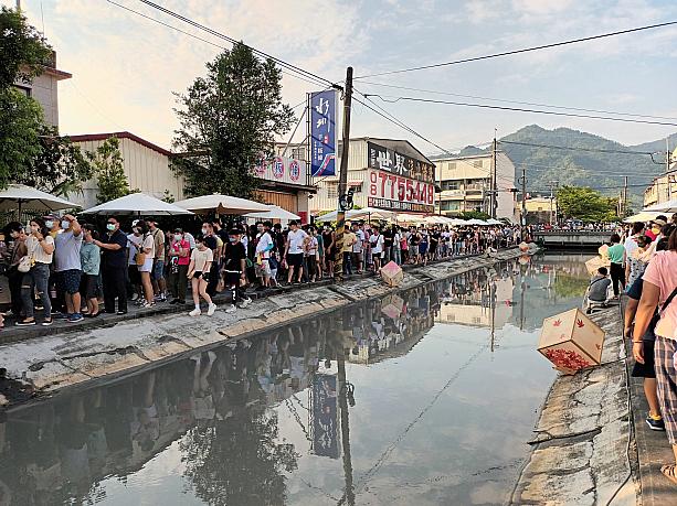 2022年は第3回の「美濃水圳漫旅藝術節」。今回は「日本の岐阜県美濃市の手漉き和紙職人とのコラボで和紙の提灯が水路の両側に設置されていました。
